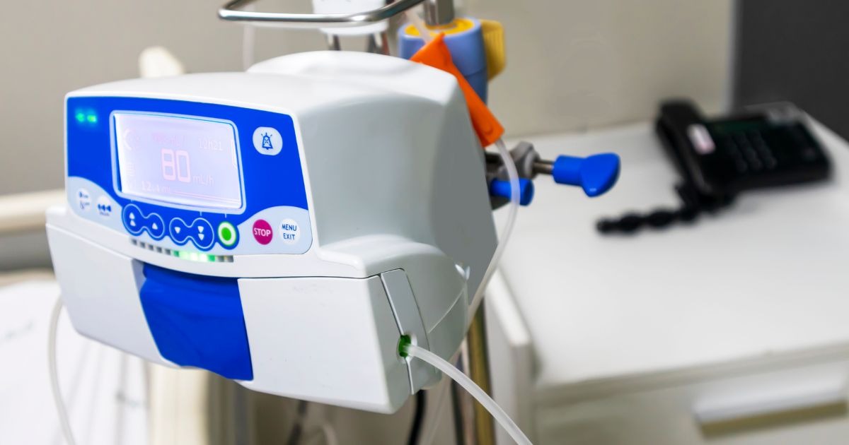 modelo demonstrando o que é bomba de infusão