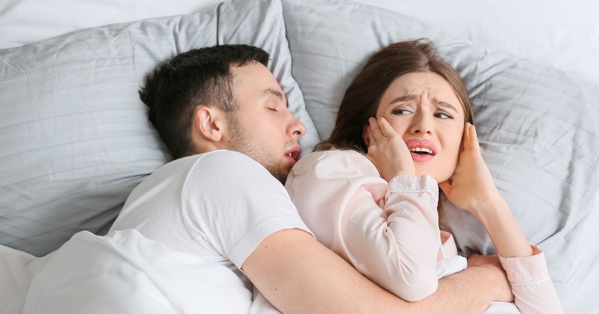 como dormir com pessoa que ronca